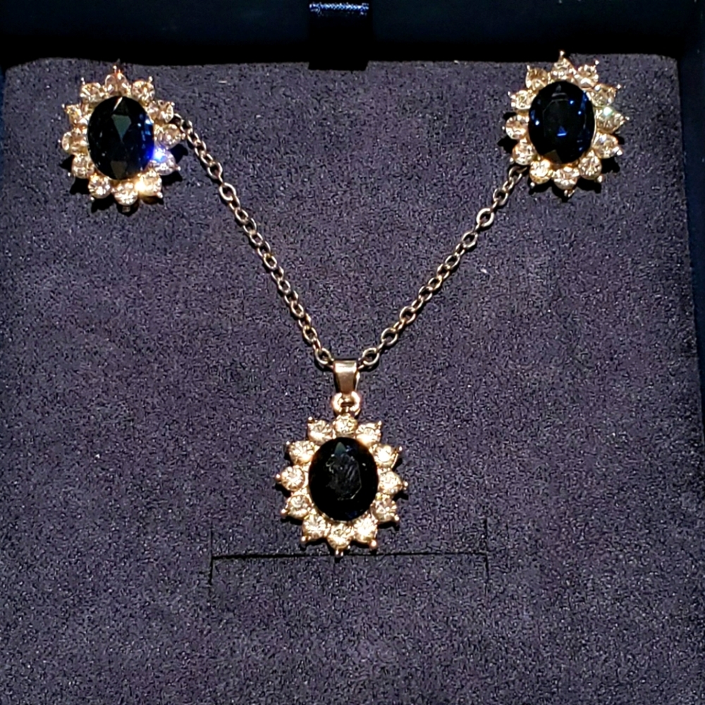Necklace & earring set.